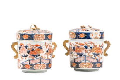  Paire de pots couverts à deux anses en porcelaine de la Compagnie des Indes à décor...