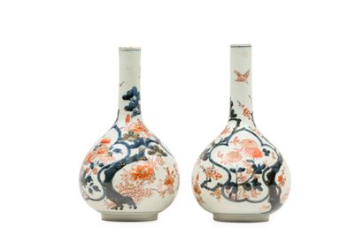  Paire de vases bouteille en porcelaine de la Compagnie des Indes à décor floral...
