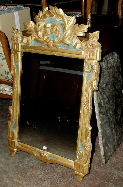  Miroir rectangulaire en bois sculpté et doré, le fronton à décor d'une couronne...