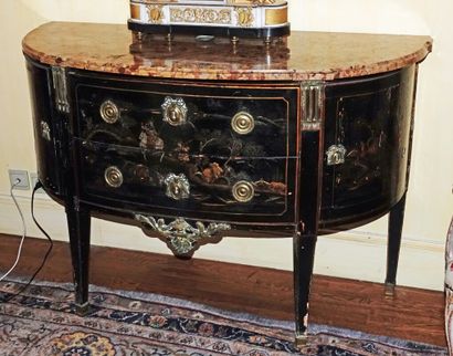 null Commode demi-lune en bois laqué noir et or à décor polychrome de cavalier et...