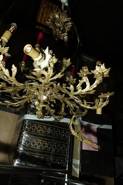  Lustre en bronze doré feuillagé à 12 lumières et 12 bougies. 
Style Louis XV (accidents,...