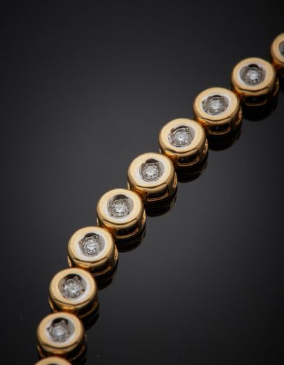  BRACELET en or jaune (750) serti de quarante diamants taille brillant en serti clos....