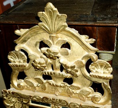  Miroir à parcloses en bois sculpté et doré, le fronton à décor d'un vase de fleurs...