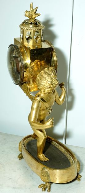 null Charmante pendule dite « à la lanterne magique » en bronze ciselé et doré représentant...