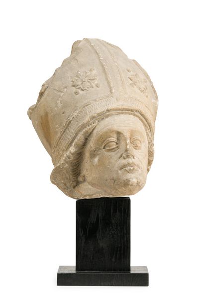  Tête d'évêque en pierre calcaire sculptée. 
Bourgogne, XVe siècle 
H. : 35 cm 
(petits...