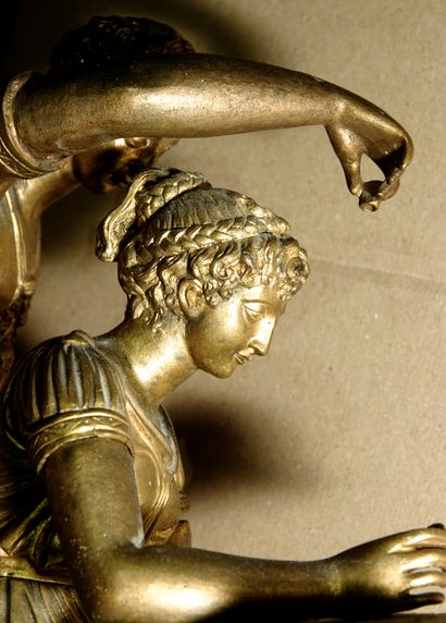null Pendule en bronze ciselé et doré représentant une jeune femme assise écrivant,...