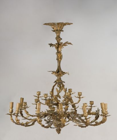 Lustre en bronze doré feuillagé à 12 lumières et 12 bougies. 
Style Louis XV (accidents,...