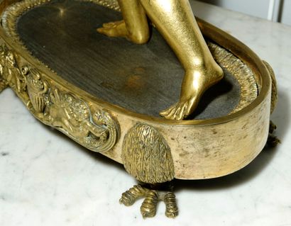 null Charmante pendule dite « à la lanterne magique » en bronze ciselé et doré représentant...
