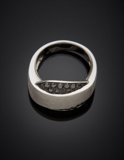 null BAGUE d'HOMME " bandeau " en or gris dépoli et or noirci (750) partiellement...