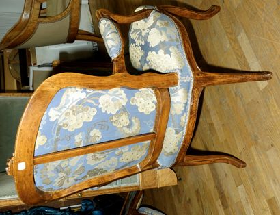  Suite de six fauteuils cabriolet en bois naturel mouluré et sculpté de fleurettes...