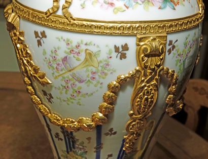  Paire de vases en porcelaine à décor polychrome, dans le goût de Sèvres, de roses,...