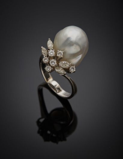 null BAGUE en or gris (750) serti d'une perle baroque piriforme des Mers du Sud,...