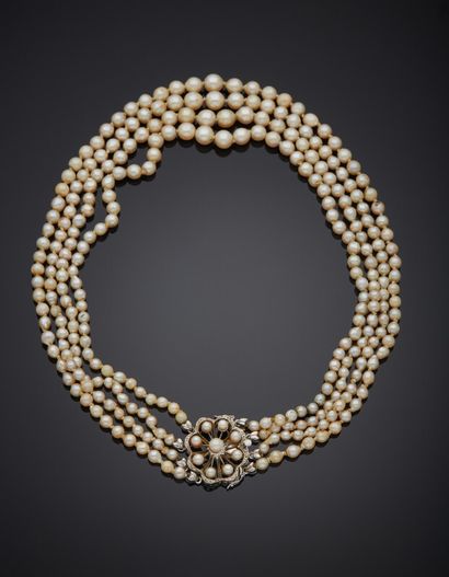 null COLLIER « draperie » composé de quatre rangs de perles de culture baroque en...