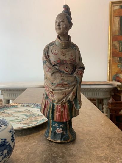 null CHINE, Canton - XIXe siècle

Statuette de jeune femme debout en plâtre peint...