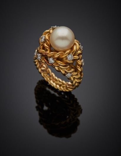  BAGUE « tressée » en or jaune (750%) orné d'une perle de culture blanche, soulignée...