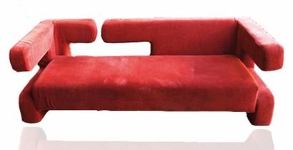 Canapé trois places design en velours rouge...
