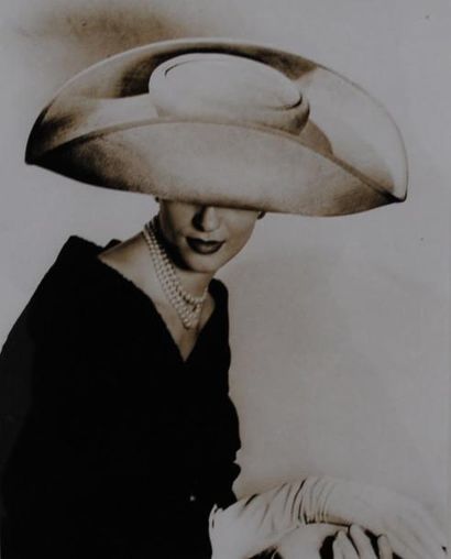 PHOTO FACTORY "Femme au chapeau". Tirage en noir et blanc sur papier argentique....