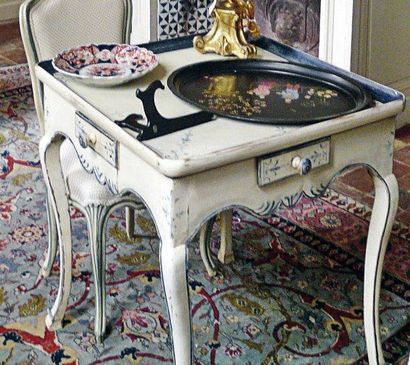Table à jeux en bois peint crème à décor...