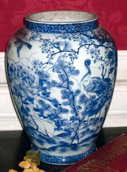 null Potiche balustre en porcelaine de Chine à décor bleu d'oiseaux et de branchages....