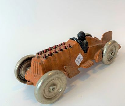 null HUBLEY

Brown lacquered cast iron car with exhaust flames (worn) L : 26 cm