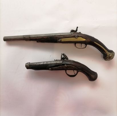Lot of two pistols:

- Long flintlock pistol...