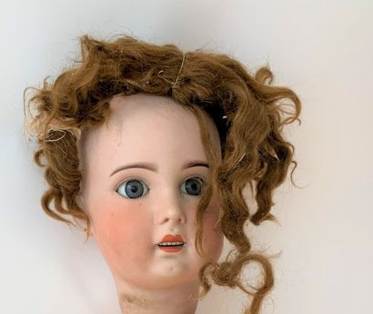  Grande poupée, tête en porcelaine marquée en creux SFBJ T.16, yeux mobiles bleus,...