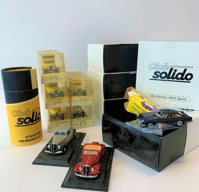  SOLIDO 
Lot de cinq reproductions de voitures 1/43e dans leur boîte, et sept véhicules...