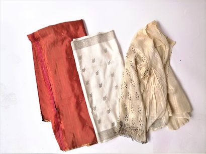 null Lot comprenant un kimono pêche en soie damassée et imprimée, XXème siècle (quelques...