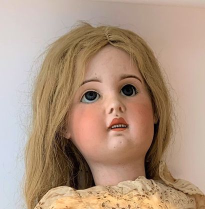 null Large doll, porcelain head T.16, blue mobile eyes, mouth open on a row of teeth,...