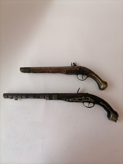 null Lot of two pistols:

- Long flintlock pistol. Incomplete lock. Long barrel,...