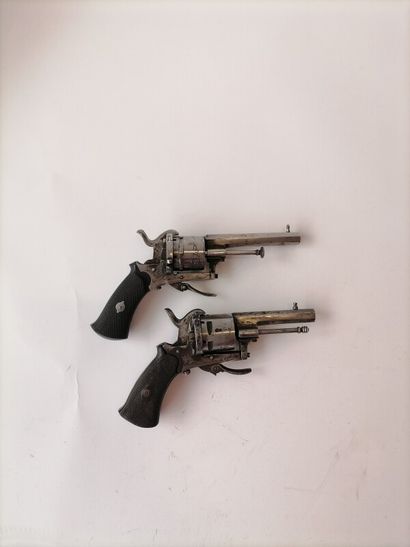 null Lot of two pinfire revolvers Cal 7 mm. Functional mechanics.