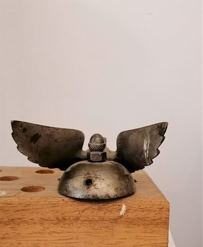 null 
ECOLE MODERNE (XXe siècle)

Aigle

Mascotte en bronze argenté. 

Trace de signature.

(Usures...
