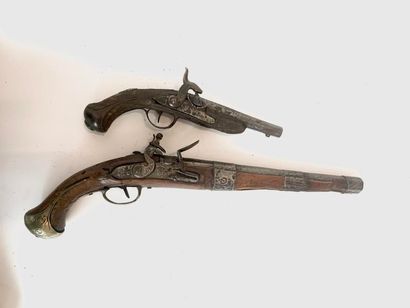 Lot of two pistols:

- Large percussion pistol...