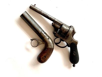 Lot : 

- Revolver à broche Cal 11 mm. Carcasse...