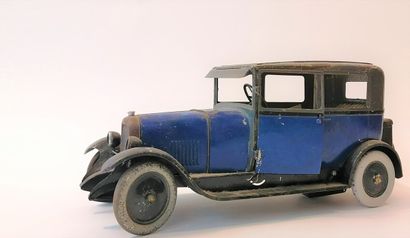 null André Citroën

Automobile mécanique, Berline C6, en tôle peinte bleue, toit...