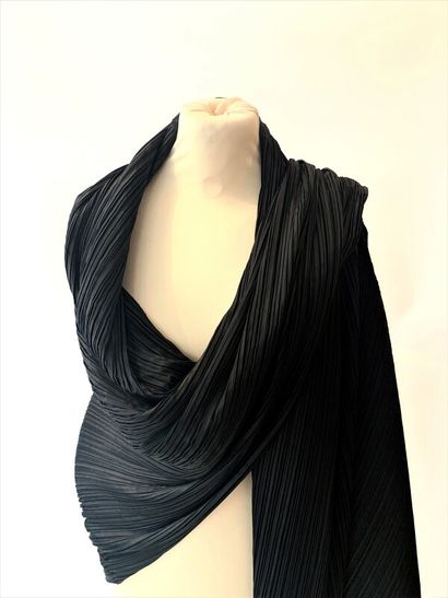null Issey MIYAKE - Pleats Please

Pièce de forme en polyester plissé noire