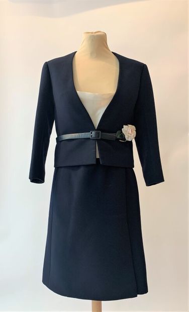 null Nina RICCI

Ensemble robe et veste en soie marine, partie haute de la robe en...