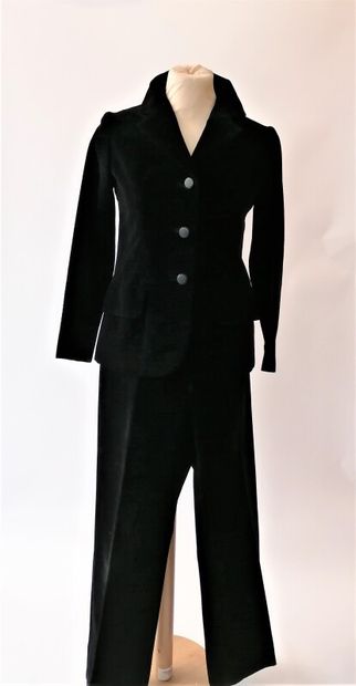 null Jean PATOU « Week-end », circa 1970

Tailleur pantalon en velours noir, T.34-36...
