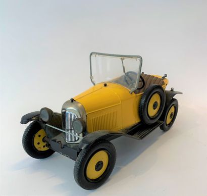 null FJ 

5 HP Citroën torpedo car with plastic and metal batteries, yellow and black...