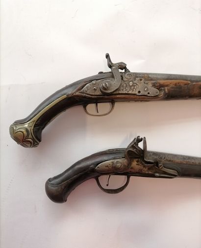 null Lot of two pistols:

- Long flintlock pistol converted to percussion. Bronze...