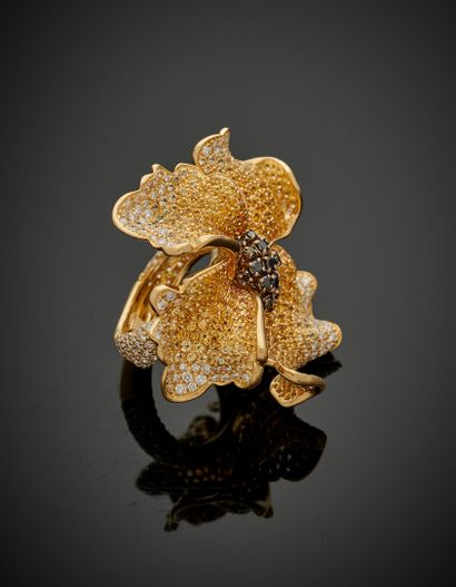 null Importante BAGUE «fleur» en or jaune (750‰). Le pistil serti de diamants noirs,...