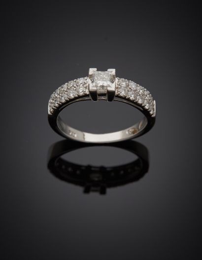 White gold ring (750‰) set with a princess-cut...