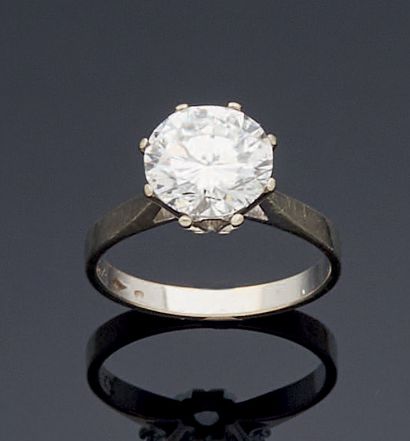 null BAGUE «solitaire» en or gris (750‰) serti d'un diamant taille brillant pesant...