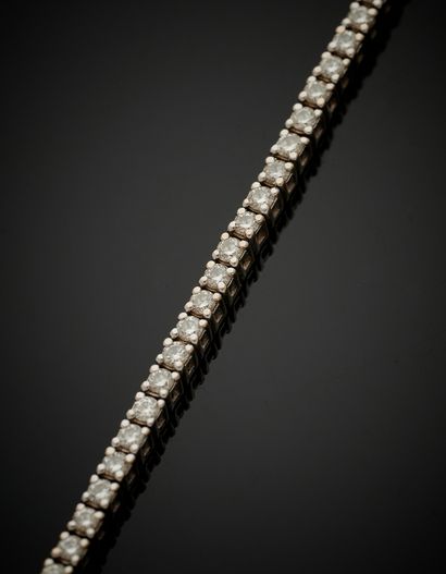 null Fine BRACELET in white gold (750‰) set with a line of brilliant-cut diamonds.
Length:...