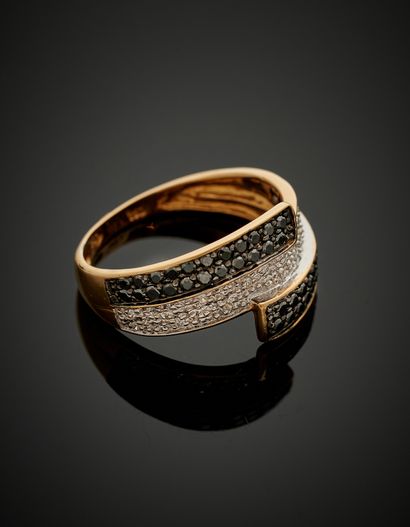 null Yellow gold, white gold and blackened gold (750‰) asymmetrical ring paved with...