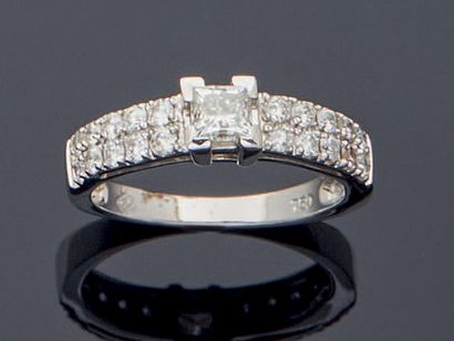 null BAGUE en or gris (750‰) serti d'un diamant taille princesse pesant 0,5 carat...