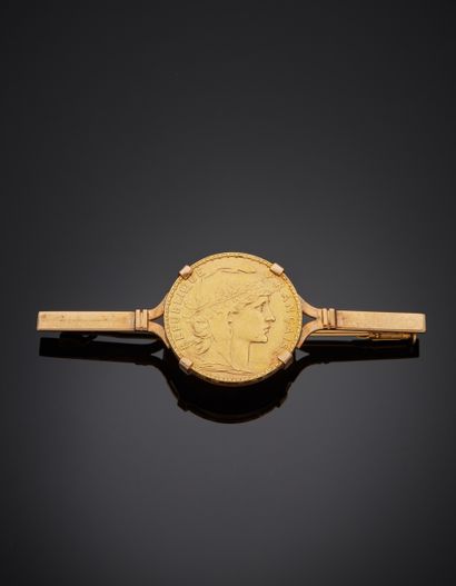 null BROCHE «barrette» en or jaune (750‰) centrée d'une pièce de 20 Francs français,...