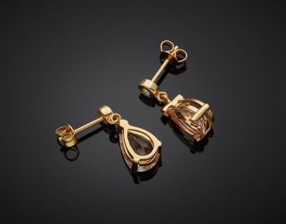 null Pair of yellow gold (750‰) EARRINGS set with a brilliant-cut diamond, holding...