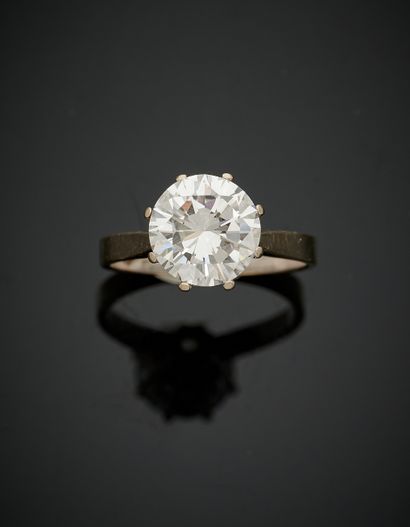 null BAGUE «solitaire» en or gris (750‰) serti d'un diamant taille brillant pesant...