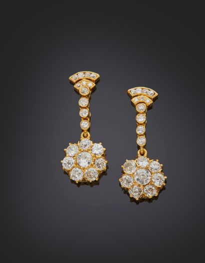 null Paire de PENDANTS d'OREILLES «fleurs» en or jaune (750‰) serti de diamants taille...